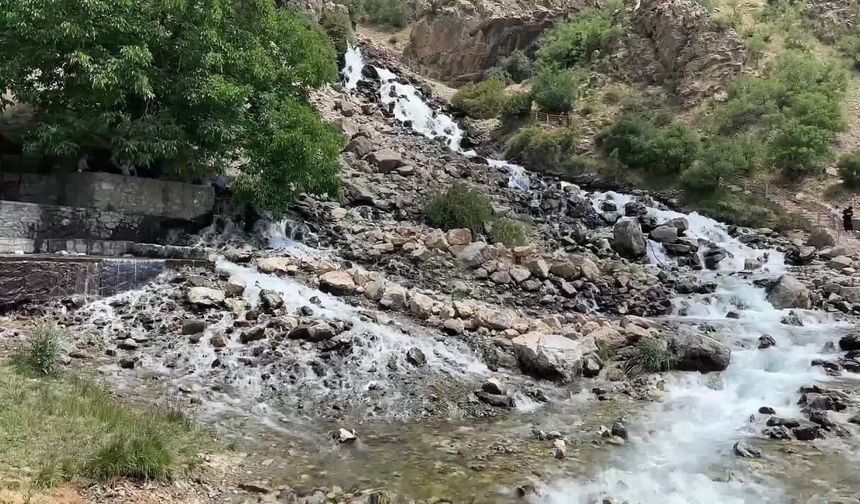 Yağışlar Van’daki şelaleyi değiştirdi! Bu yıl kurumadı