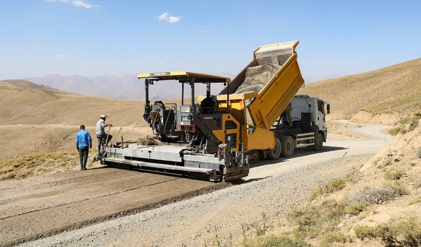 Bahçesaray’da 3 bin 800 rakımda yol çalışması