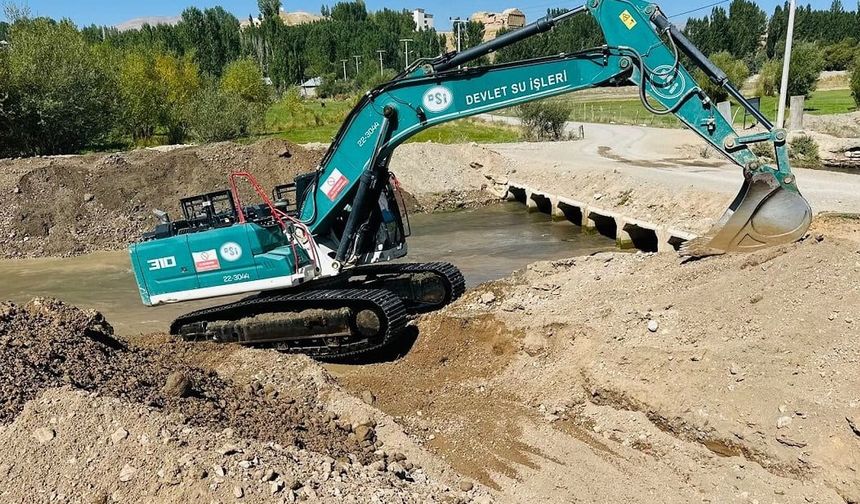 Başkale Bölekli’de taşkın koruma çalışması