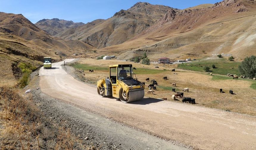 Çatak’ın Şırnak sınırındaki mahallelerde asfalt çalışması