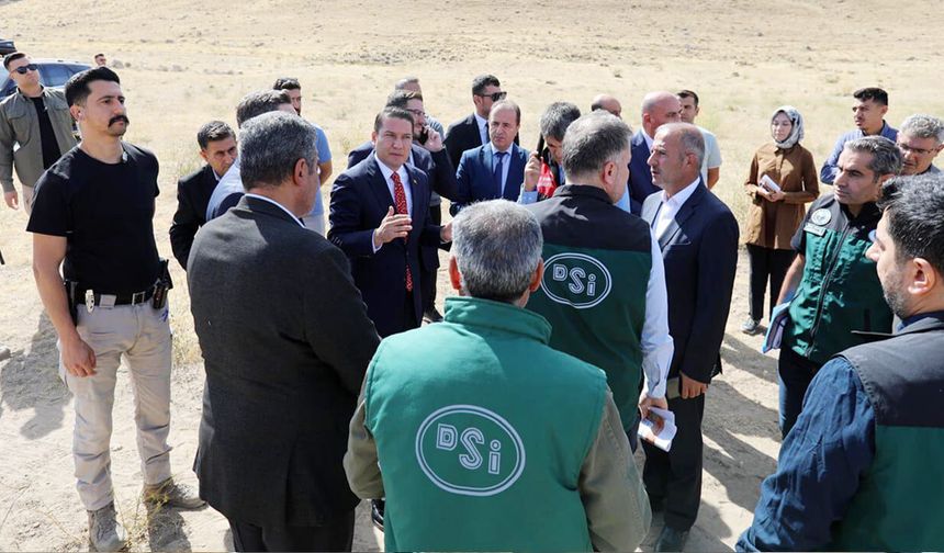 Erciş’te mezarlık, hastane ve tarihi yapılarda inceleme