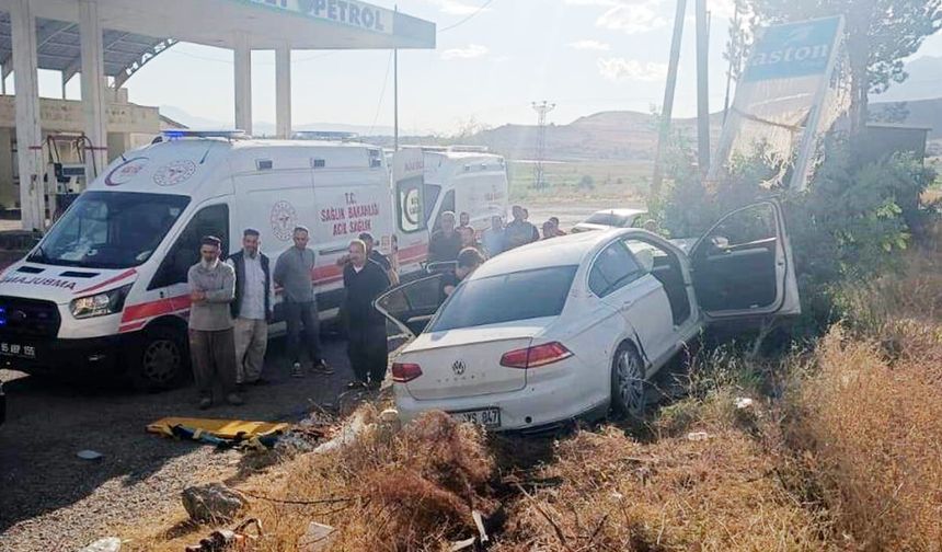 Gevaş’ta otomobil ağaca çarptı: 2’si ağır 4 yaralı