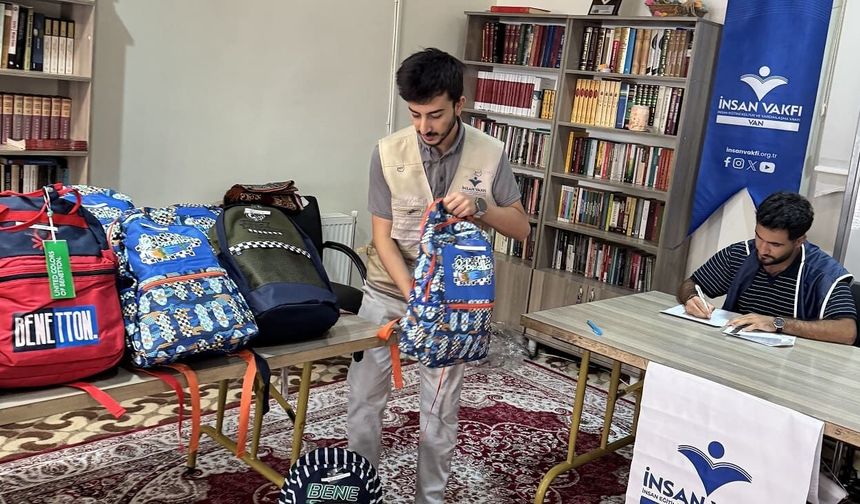 İnsan Vakfı, Van’ın 8 ilçesinde öğrencilere kırtasiye desteğinde bulundu