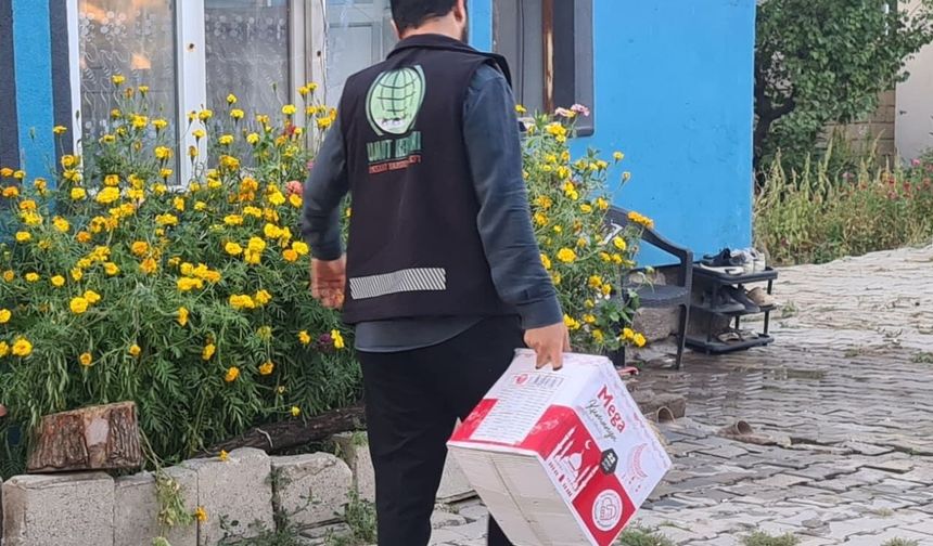 Umut Kervanı’ndan Muradiye’de gıda ve nakdi yardım