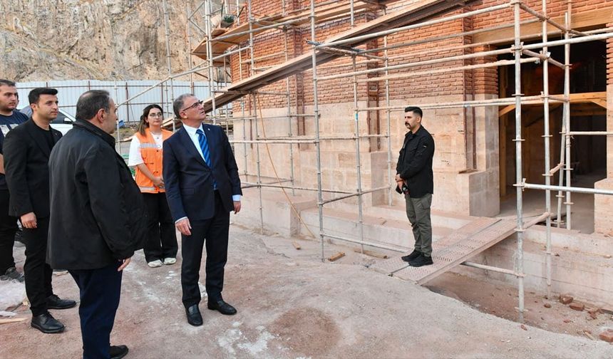 Vali Balcı, 800 yıllık camide çalışmaları inceledi