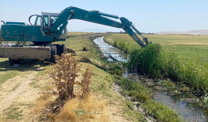 Van Erciş’te kanal ve drenaj temizliği sürüyor