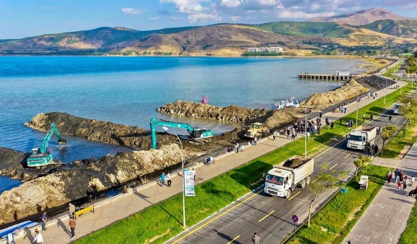 Van Gölü’nde dip çamuru temizliği sürüyor