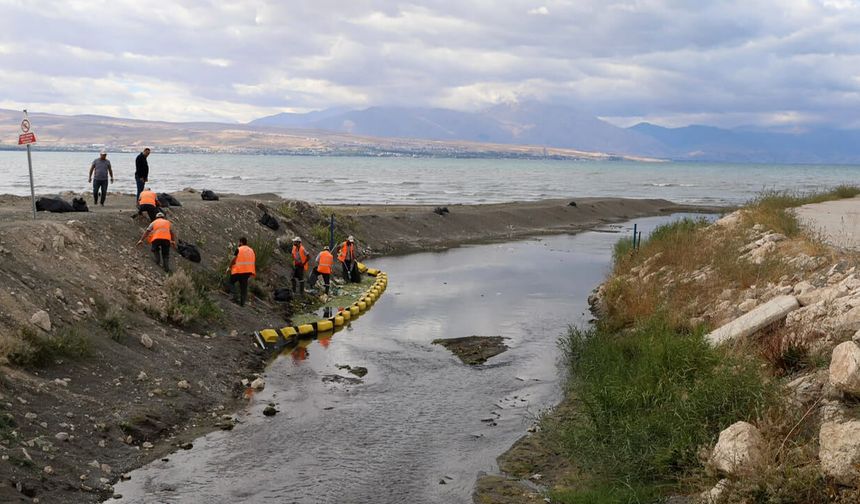 Van Gölü’ne ulaşan dere yataklarında temizlik çalışması