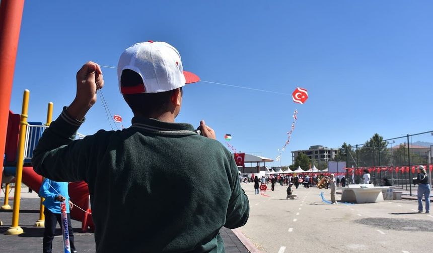Van’da gökyüzü umudun, barışın ve kardeşliğin renkleriyle donatıldı