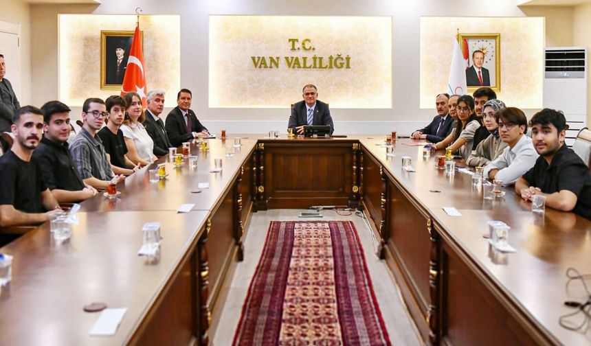 Van’da LGS ve YKS’de dereceye giren öğrenciler ödüllendirildi