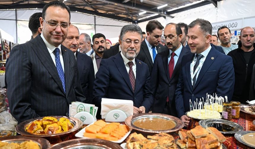 Bakan Yumaklı, Van standını ziyaret etti