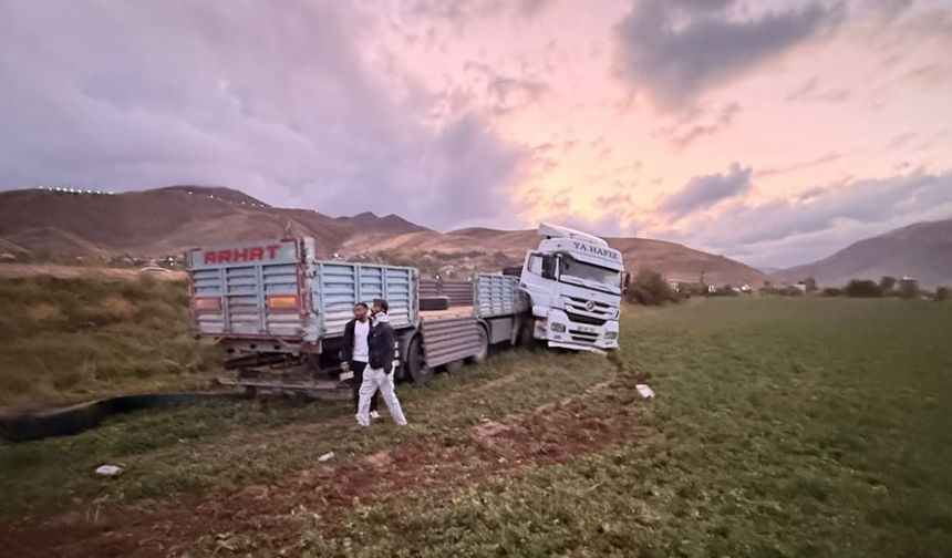 Gevaş’ta kontrolden çıkan tır tarlaya uçtu! 2 yaralı…