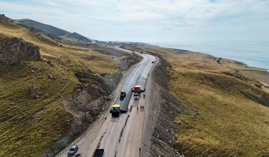 Van’da 65 kilometrelik sahil yolunda sona doğru