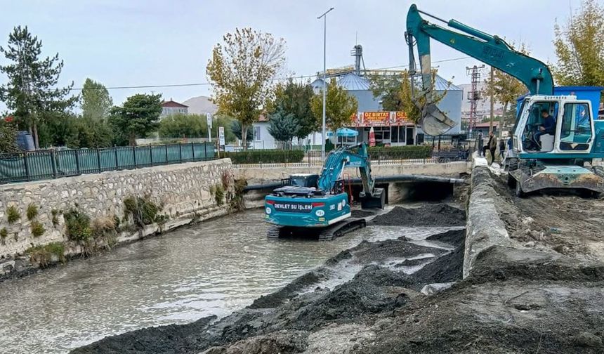 Tuşba’da taşkın riskine karşı çalışmalar sürüyor