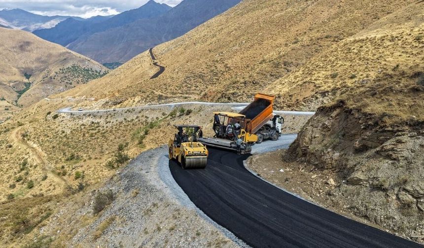 Van Bahçesaray’da 9 kilometrelik yolda sıcak asfalt çalışması