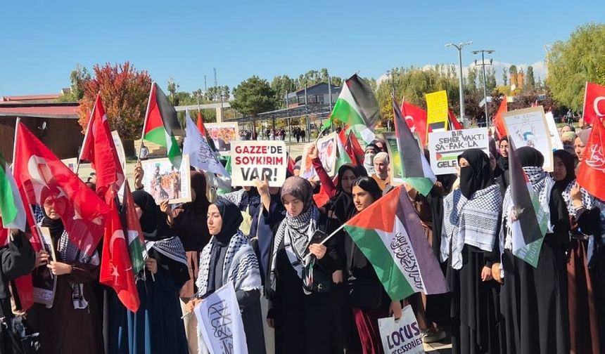 Van YYÜ’de Aksa Tufanı’nın 3. yılı dolayısıyla yürüyüş düzenlendi