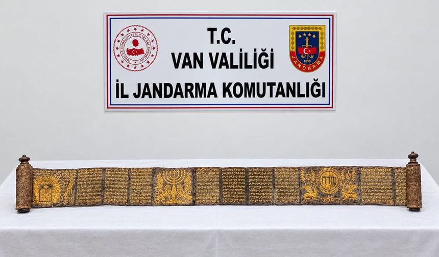 Van’da altın yaldız işlemeli tarihi Tevrat ele geçirildi