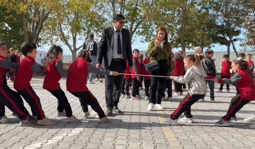 Van’da geleneksel çocuk oyunlarıyla okul bahçeleri şenlendi