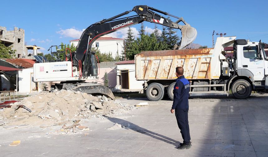 Van’da kaçak, ruhsatsız ve imar mevzuatına aykırı yapılar yıkıldı