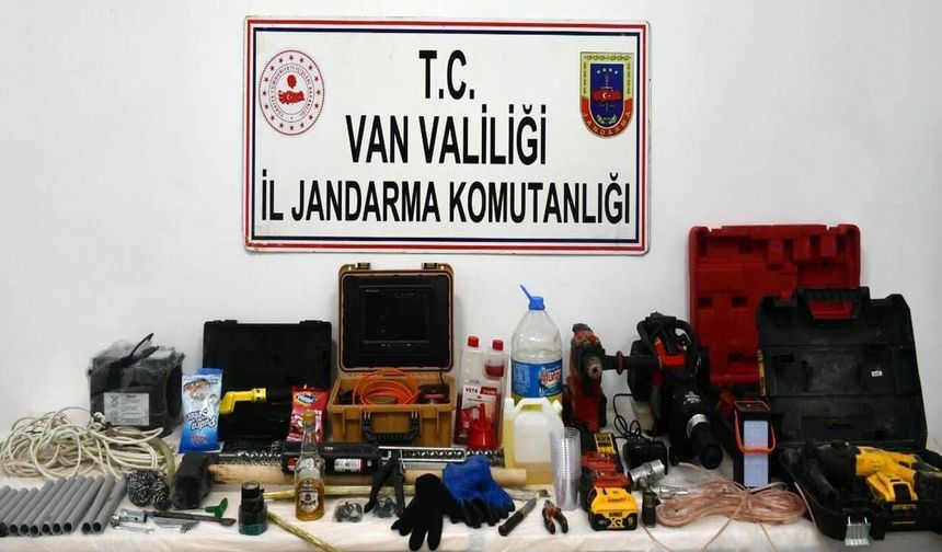 Van’da kaya mezarında kaçak kazı yapan 5 şüpheli suçüstü yakalandı
