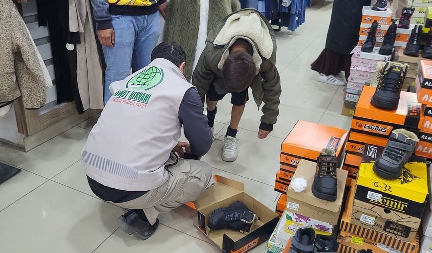 Van’da kış öncesi çocukların yüzünü güldüren yardım