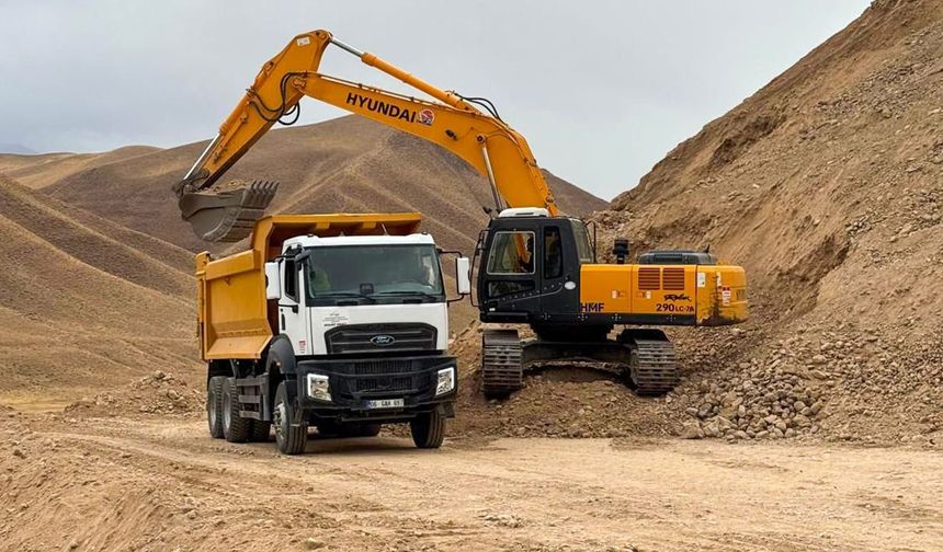 Van’da kış öncesi kırsalda yol mesaisi