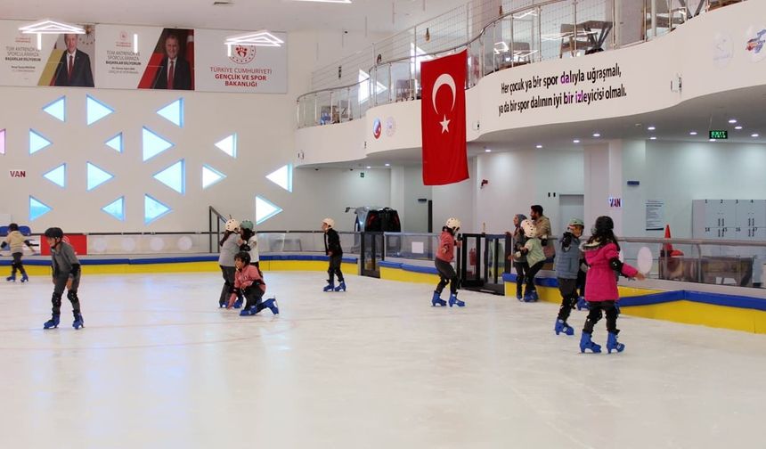 Van’da öğrenciler buz pateniyle buluştu