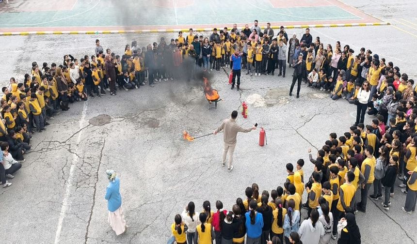 Van’da okulda yangın ve tahliye tatbikatı gerçekleştirildi