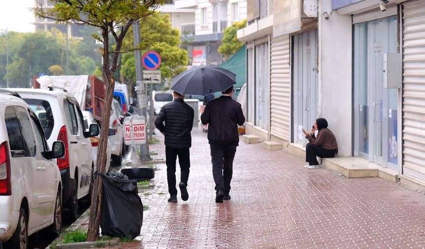Van’da sağanak yağış etkili oldu! Sokaklar suyla kaplandı
