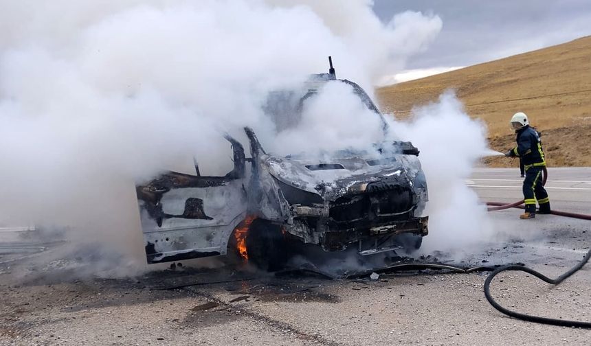 Van’da seyir halindeki kamyonet alevlere teslim oldu