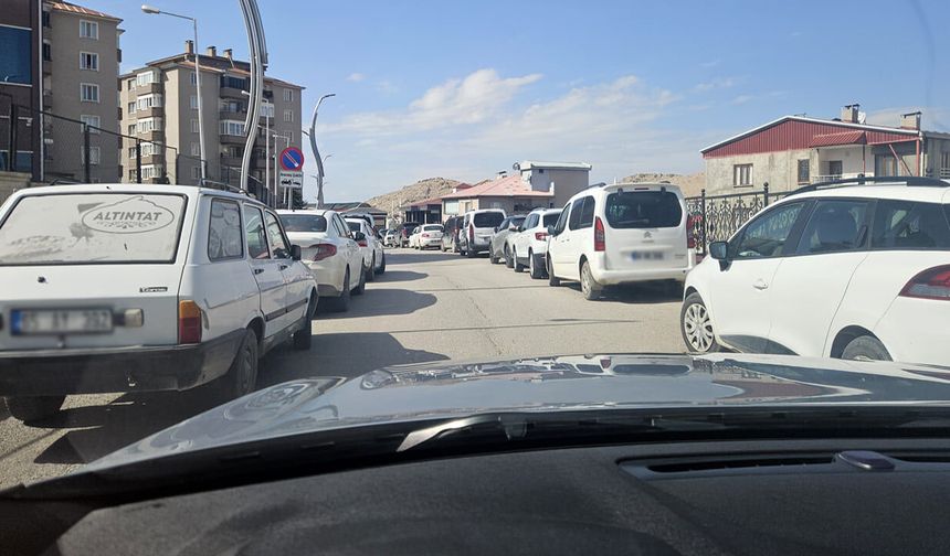 Van’da tek yönlü yol otoparka dönüştü!