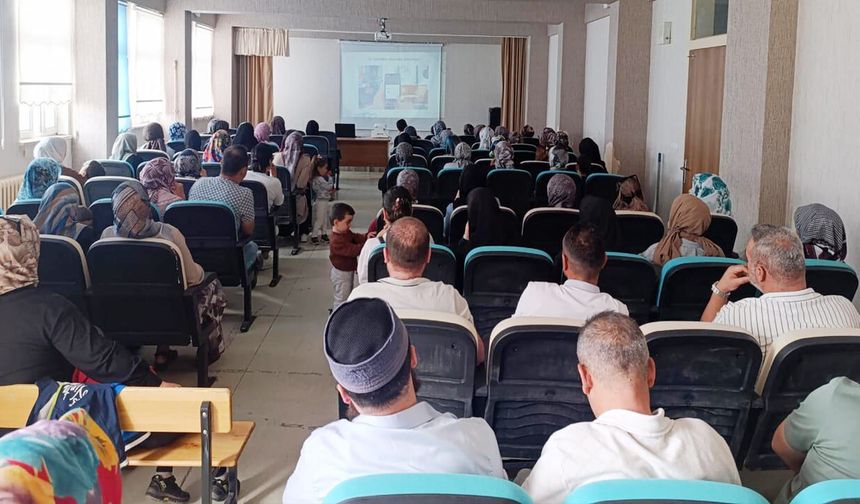 Van’da velilere ‘okul ve aile’ kapsamında eğitim verildi