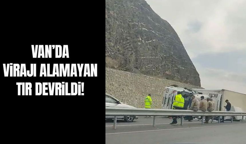 Van'da virajı alamayan tır devrildi! Yol trafiğe kapandı