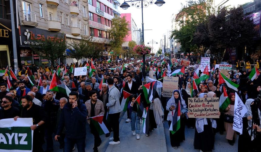 Vanlılar Aksa Tufanı'nın 3'üncü yıldönümünde Gazze için meydanlardaydı