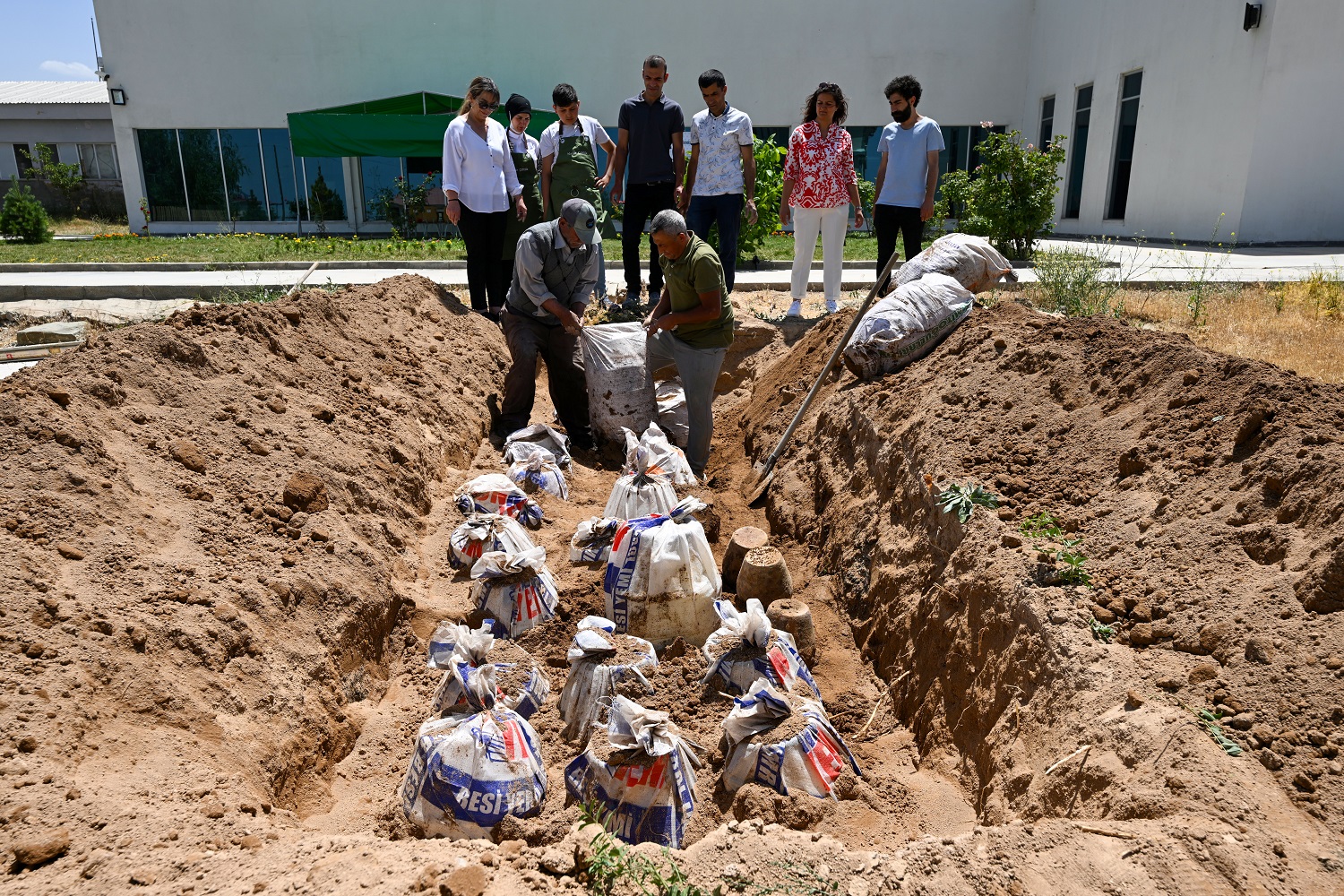 AA-20230717-31697256-31697205-VANLI_ANNE_VE_KIZI_OTLU_PEYNIRE_STANDART_GETIRMEYI_HEDEFLIYOR