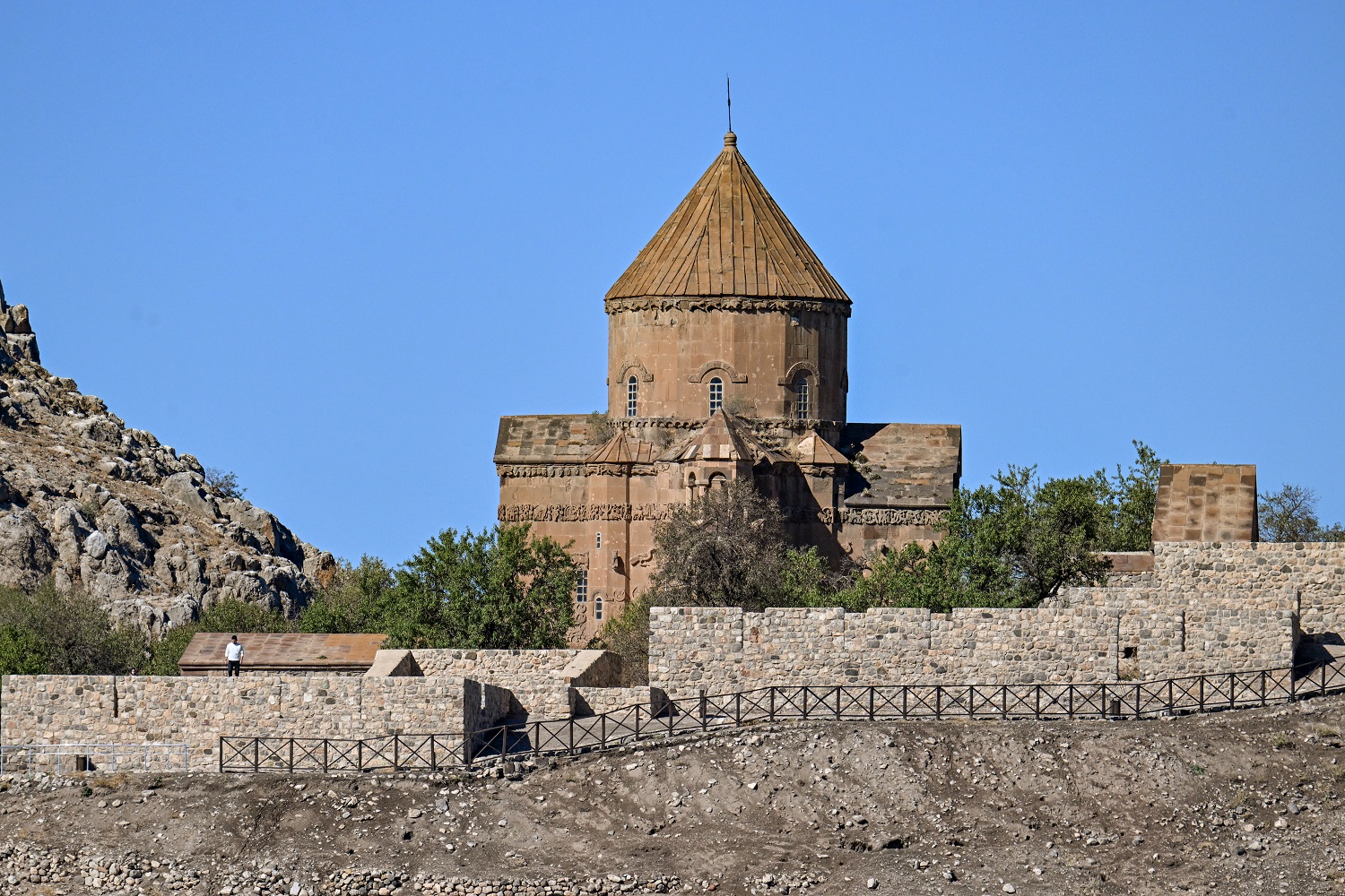 VAN GÖLÜ'NDEKİ AKDAMAR ADASI YENİLENEN YÜZÜYLE ZİYARETÇİLERİNİ AĞIRLAYACAK (3)