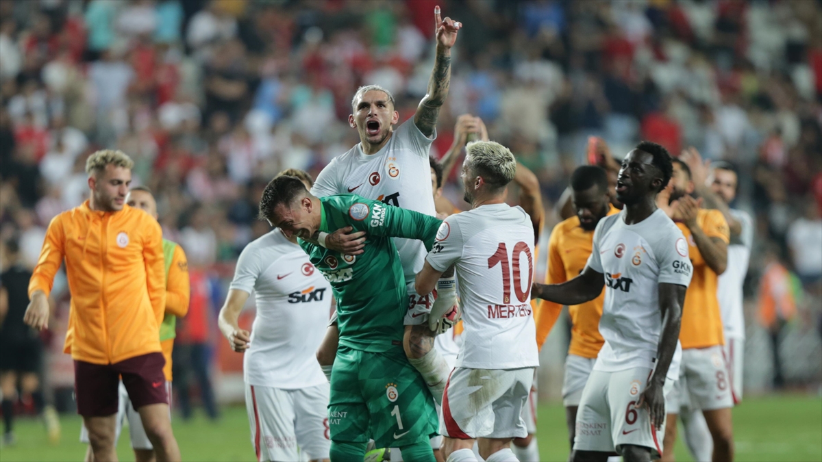 Galatasaray 5 Futbolcusu Ile Sözleşme Uzattı