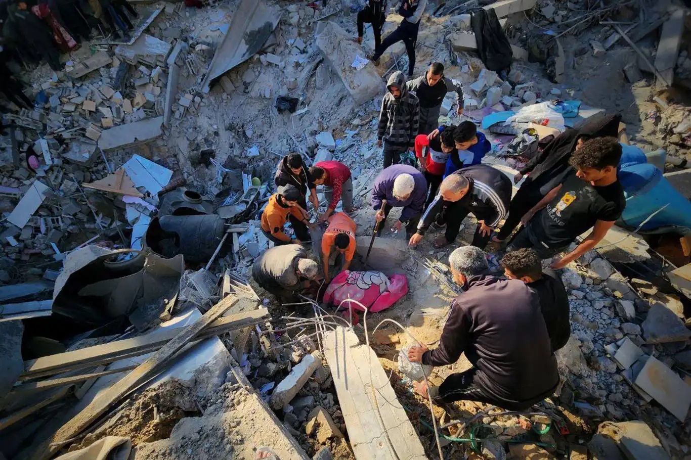 İşgal Rejimi, Gazze'deki Kampı Bombaladı