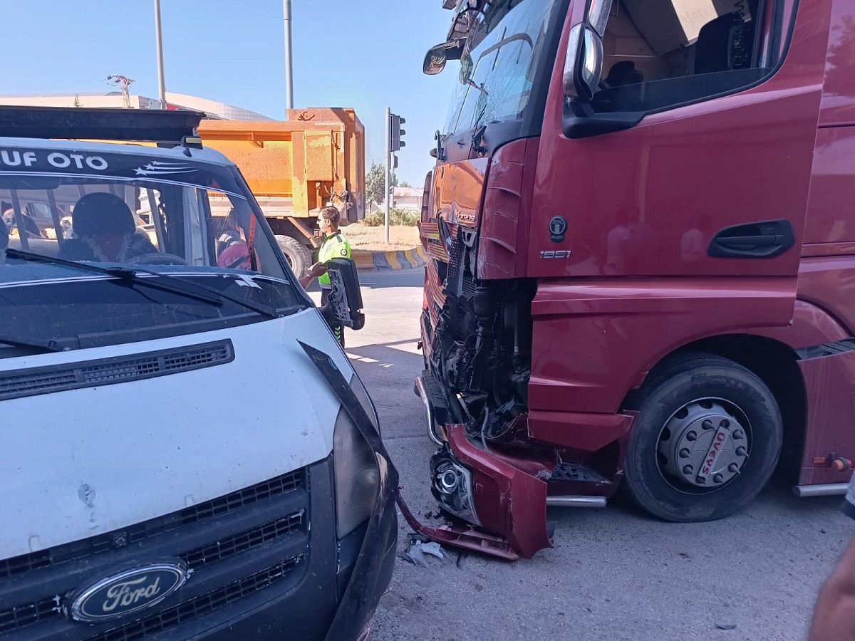 Van Erciş Trafik Kazası Kamyonlar (1)
