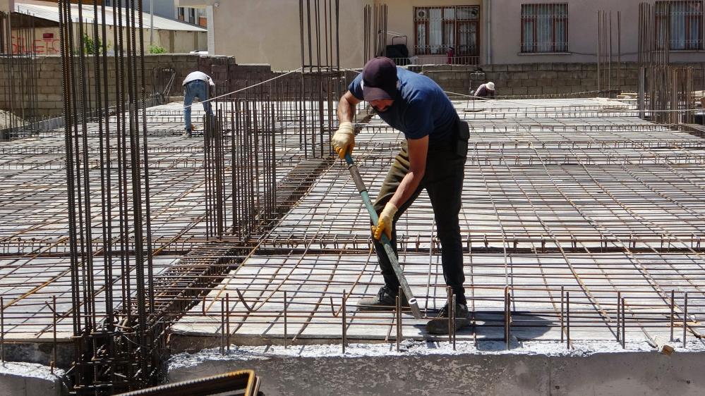 Van’da İnşaat İşçi̇leri̇ni̇n Sicaklarla Mücadelesi̇ Başladi (2)