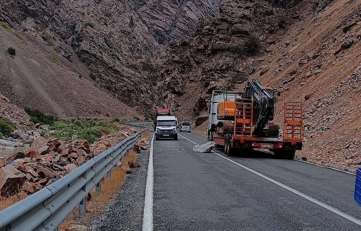 Van Hakkari Yolu Kaya Düşmesi (2)