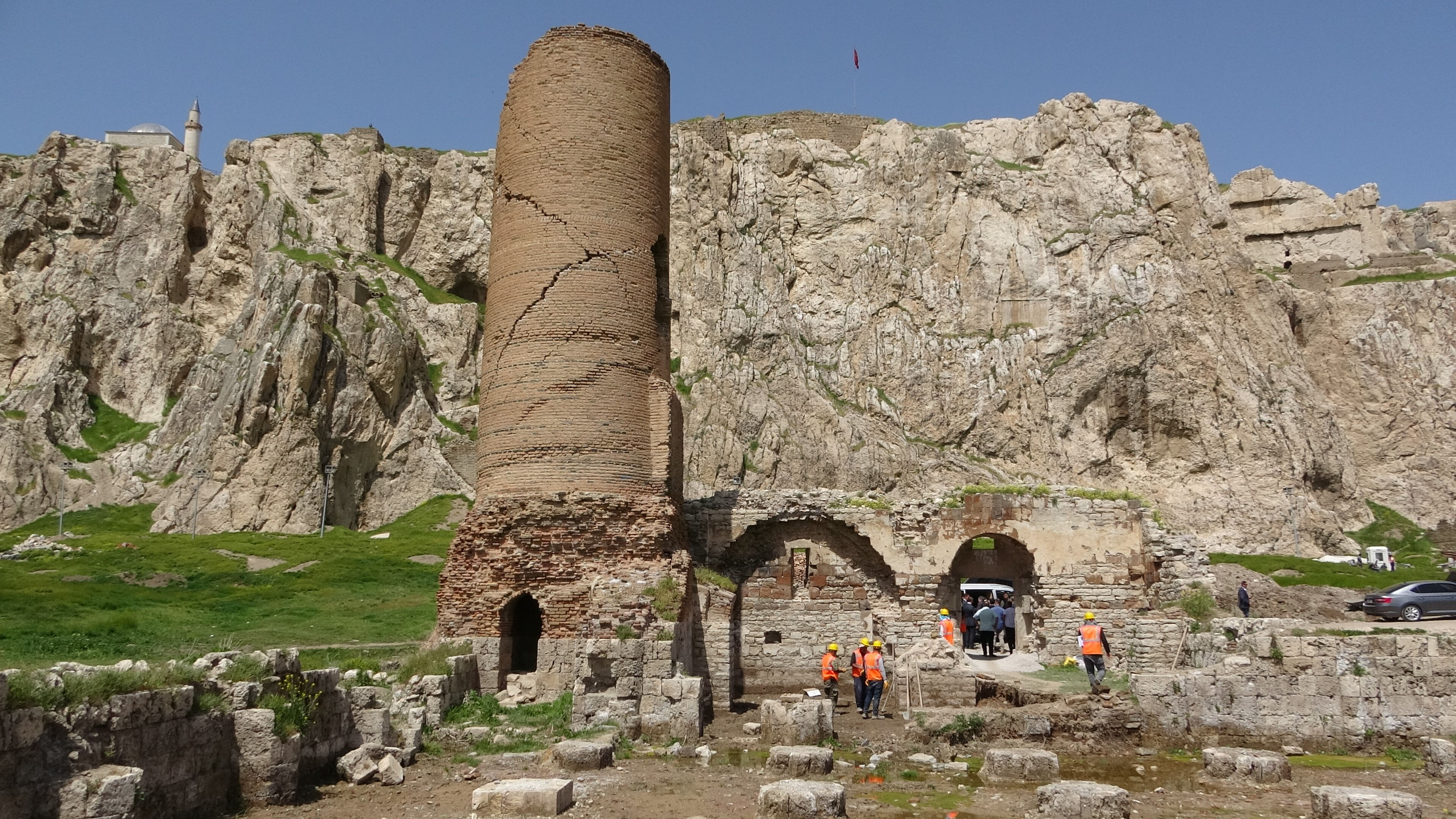 Buyuk Selcuklu Eseri Van Ulu Cami Minaresi Yikildi 17257901063861 2