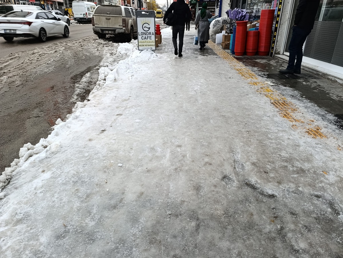 Van Buz Tutan Yollar Tuz Sorunu (7)