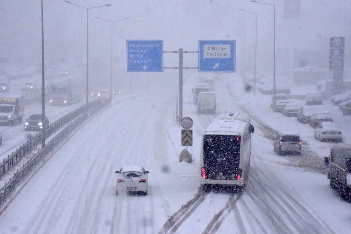 Van Kar Yağışı Trafik Minibüs (2)