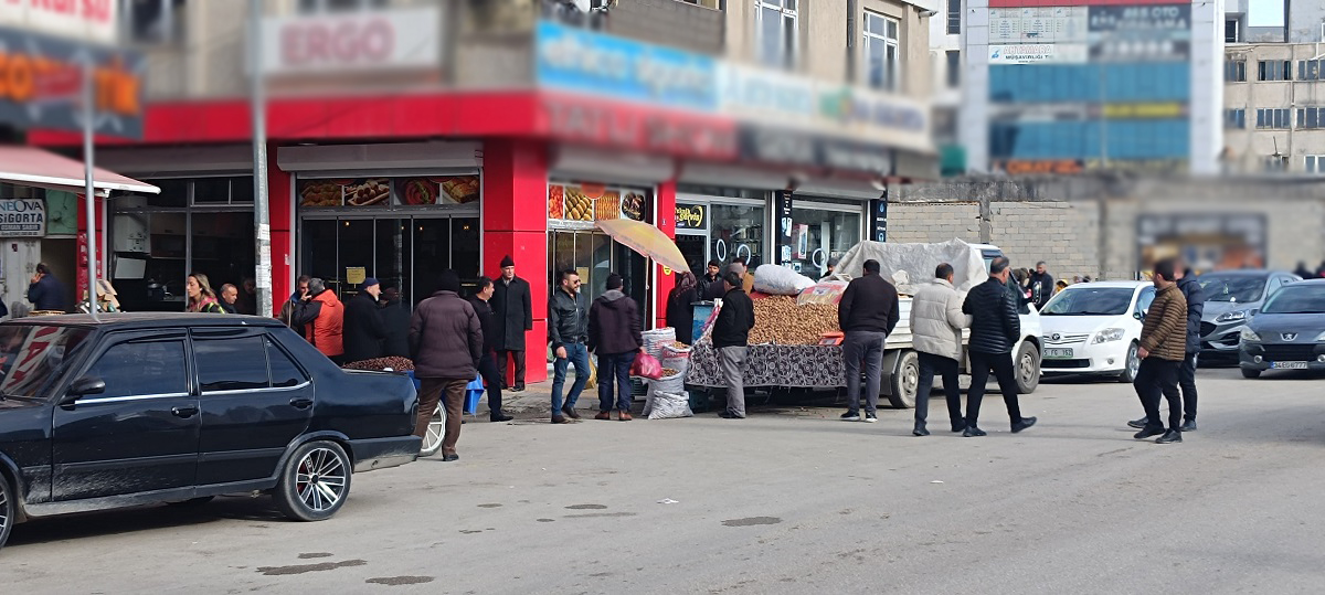 Van Beşyol Meydani Açik Pazar Alanina Döndü (4)