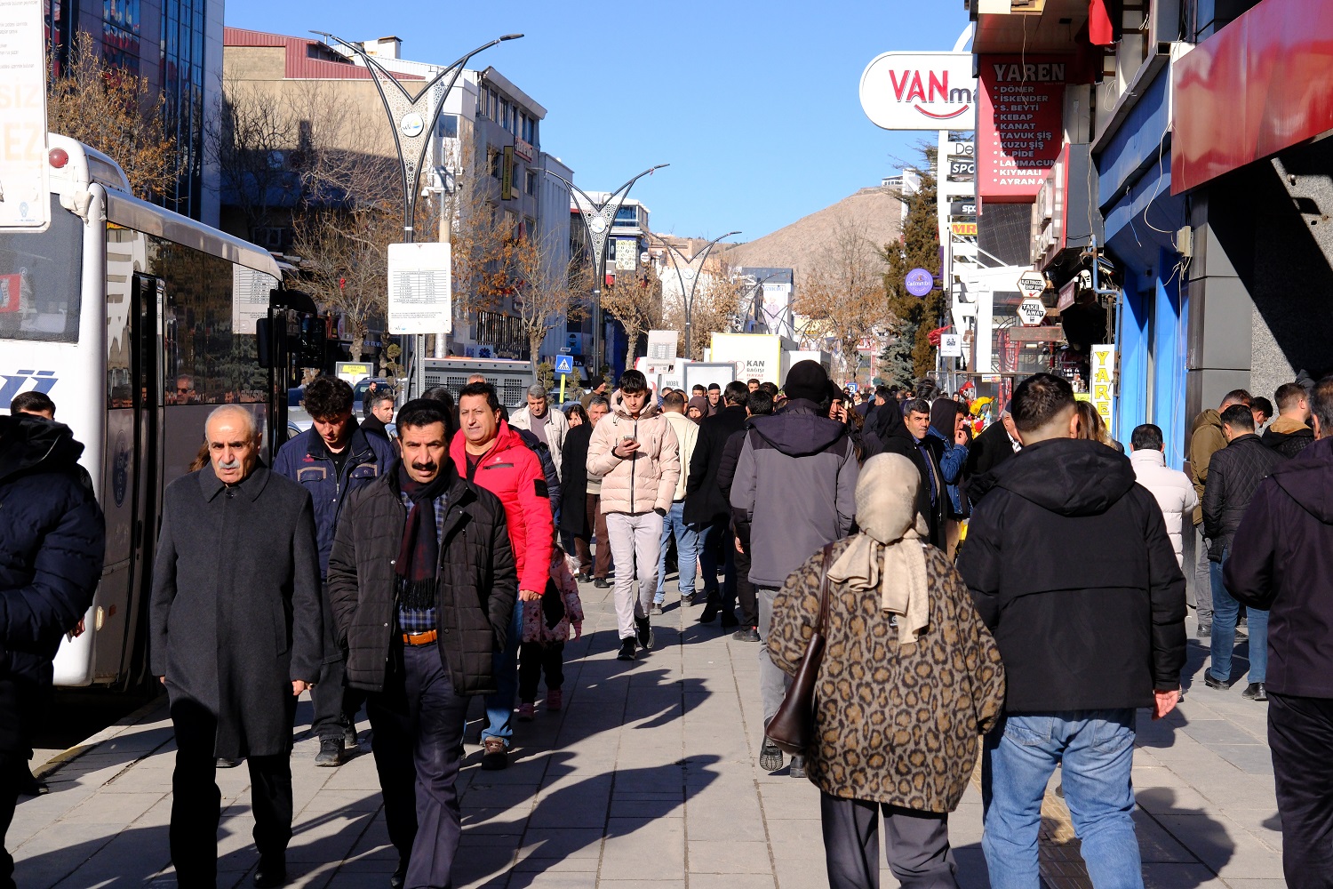 Cumhuriyet Caddesi Kalabalık Insan (7)