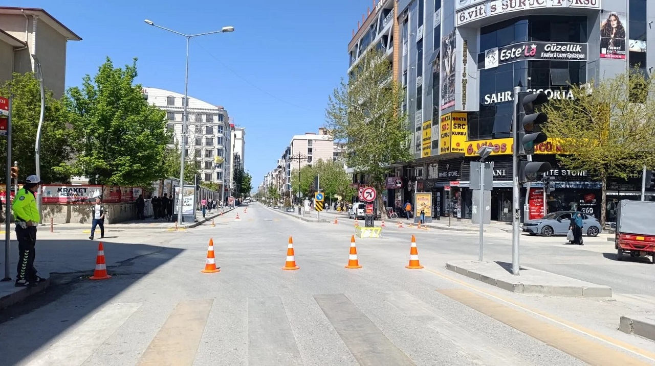 Ozgur Ozel Vana Geldi Haftanin En Yogun Gununde Trafik Kapandi 2