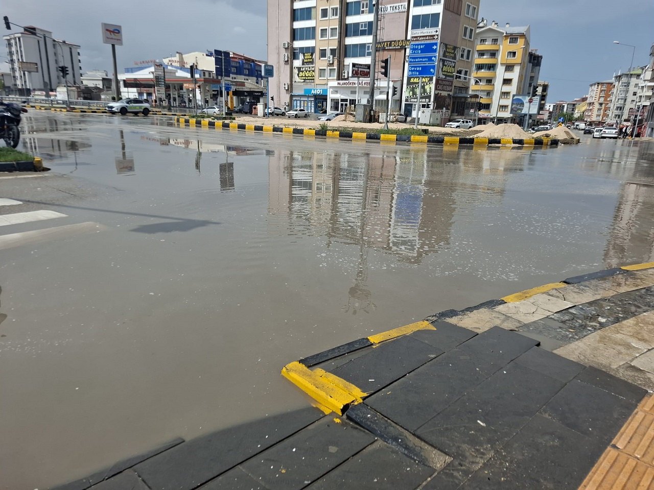 Van Altyapı Sorunu Sokaklar Göle Döndü (2)