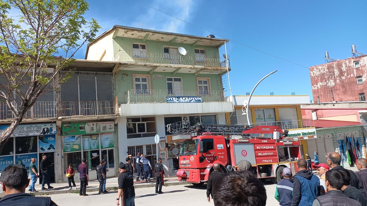 Van Başkale Otel Yangını (1)
