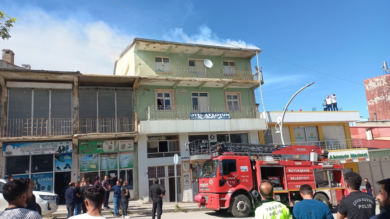 Van Başkale Otel Yangını (2)